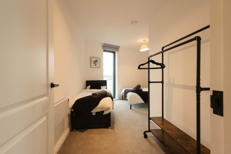 Room 2, Modern Central Leeds 3 Bedroom Apartment Sleeps 6, Leeds
