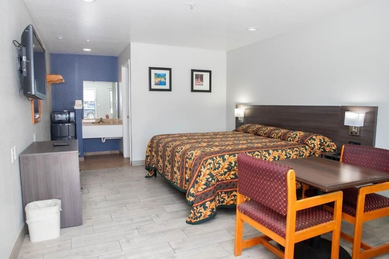 Bedroom 4, Nogalitos Motel, Bexar