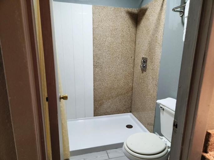 Bathroom 4, EXECUTIVE INN, Polk