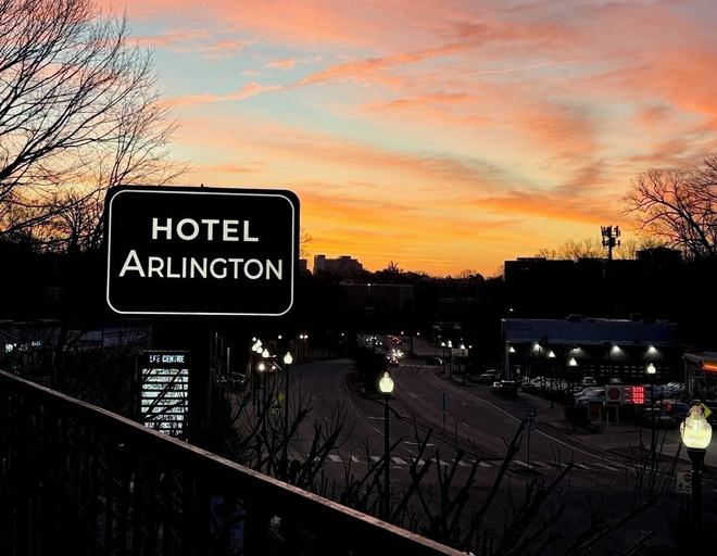 Front of property, Hotel Arlington, Arlington