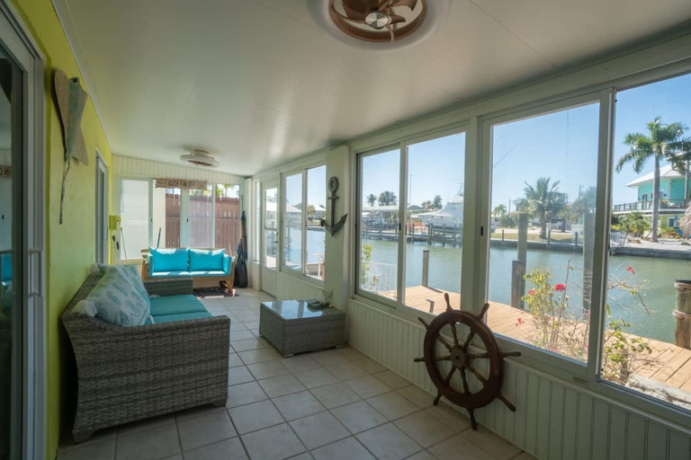 Room 5, Island Style Waterfront Retreat w Private Dock, Lee