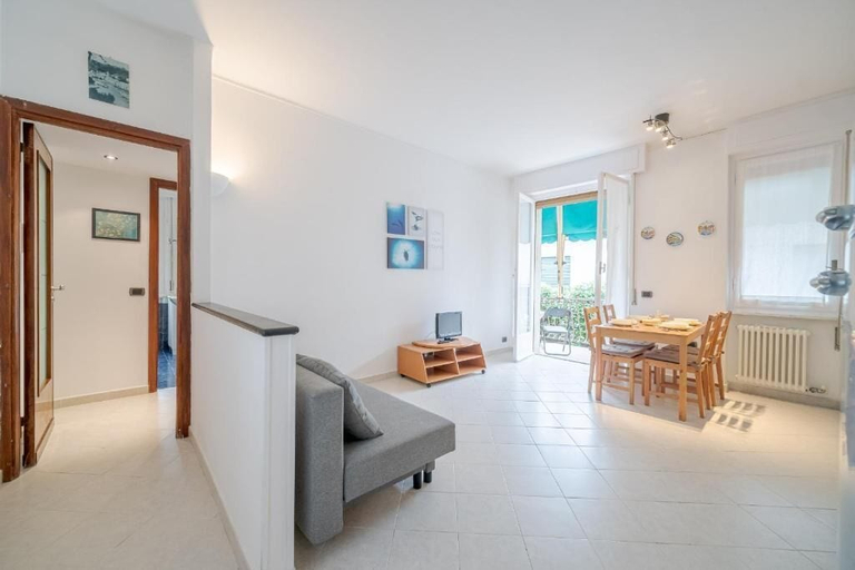 Living area 4, Guesthost - Santa Margherita Quiet Apartment With Balcony, Genova
