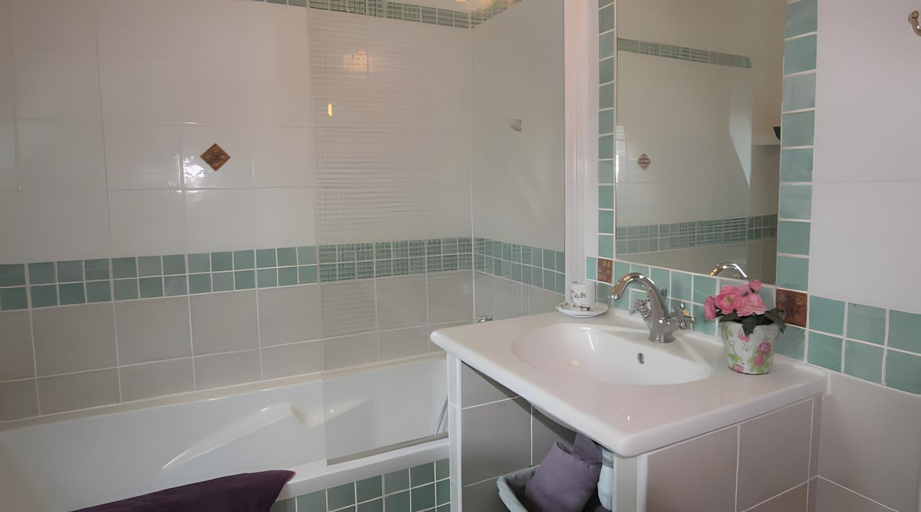 Bathroom, Manoir du Petit Saint-Pierre, Calvados
