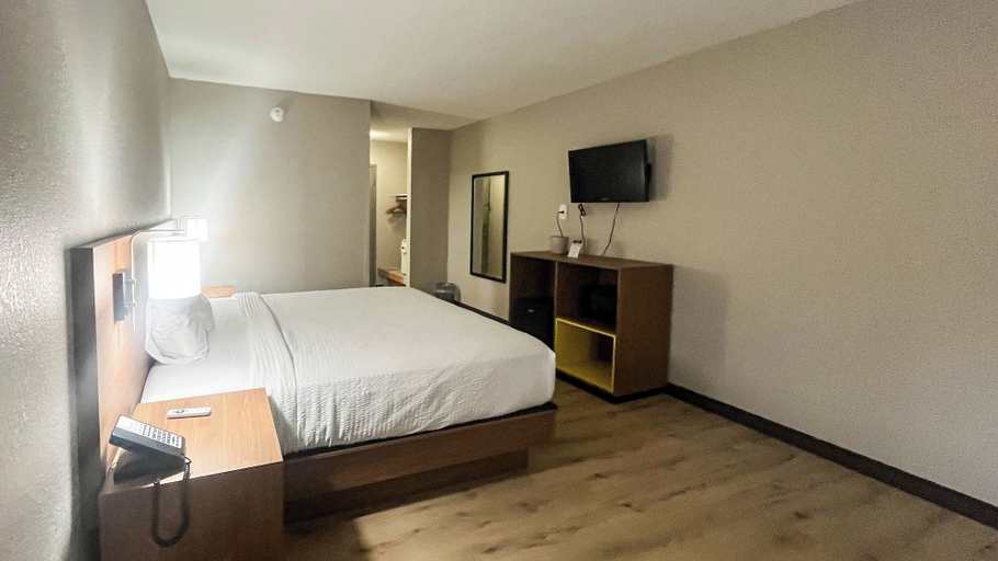 Room 5, Motel 6 Fremont, OH, Sandusky