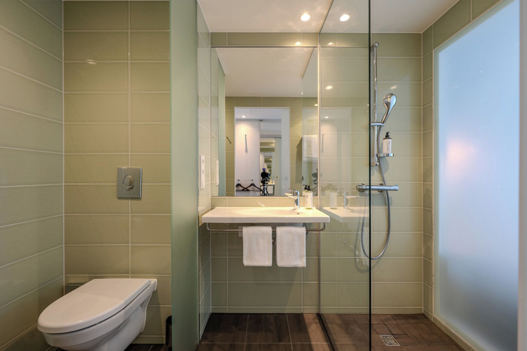 Bathroom 2, Premier Inn Hamburg City Berliner Tor, Hamburg