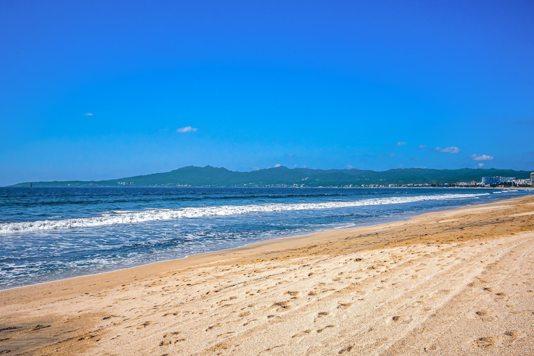 Beach 4, Bright Coastal Apartment With Pool, Balcony & Beach Access Close by, Compostela