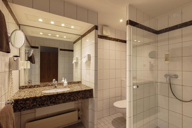 Bathroom 4, Hotel Waldesrand, Herford