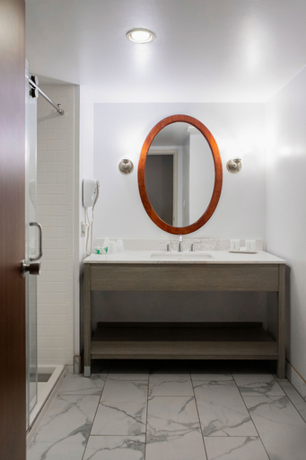 Bathroom 4, Fredericton Inn, York