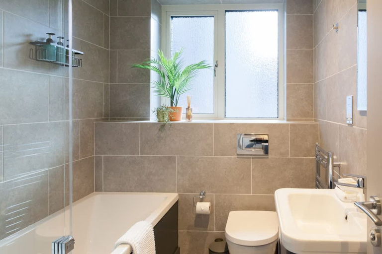 Room 5, Central Leeds Apartment Near Station - Sleeps 6, Leeds