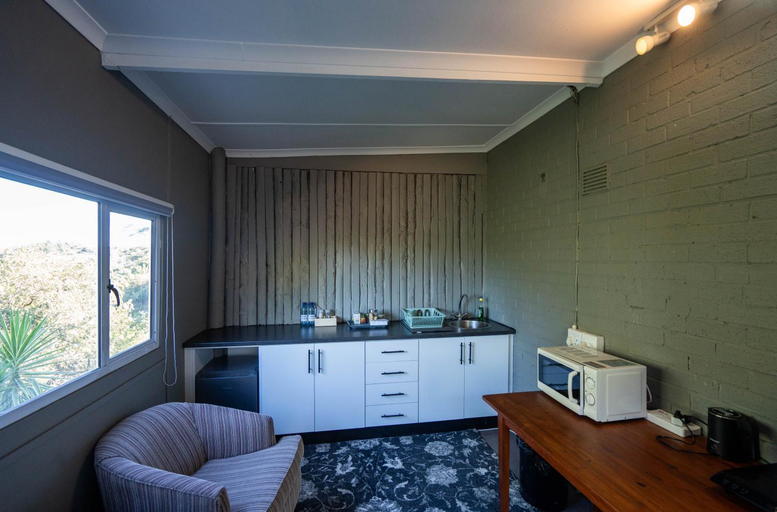 Others 5, A Stone's Throw, Cacadu