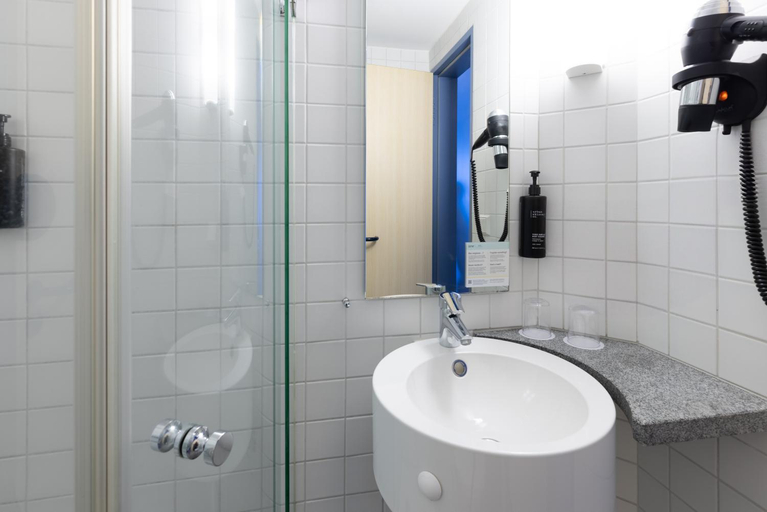 Bathroom 4, Garner Hotel Elmshorn, Pinneberg
