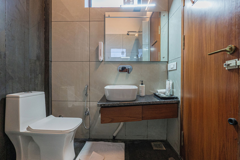 Bathroom 5, ALAYA STAYS Lakefront Suite Naukuchiatal, Nainital