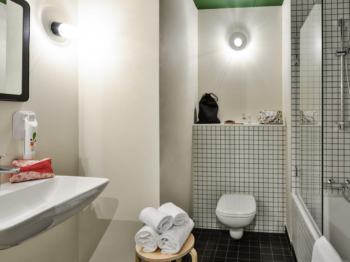 Bathroom 5, Ibis Styles Lyon Meyzieu Arena Stadium, Rhône
