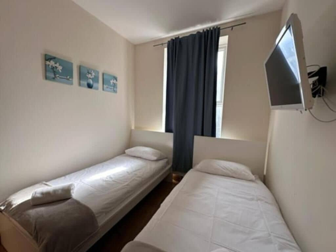 Bedroom 4, Portobello Rooms by PrimeCityHosts, London