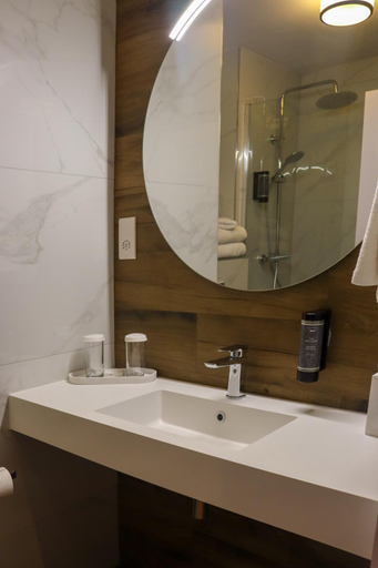Bathroom 4, Great National South Court Hotel