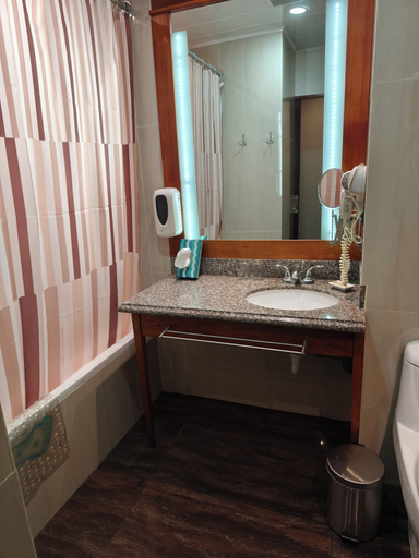 Bathroom 5, La Luna Inn, Lima