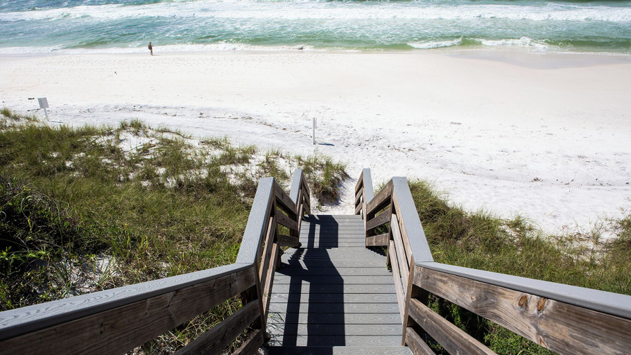 Beach 4, 5BR Home w/ Pool Table in Seagrove - Steps From the Beach & Pool - Sleeps 12, Walton