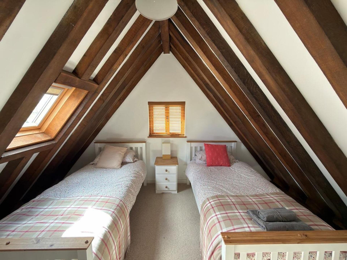 Room 2, Cabin Sleeps 6 With Parking and Patio, Cornwall