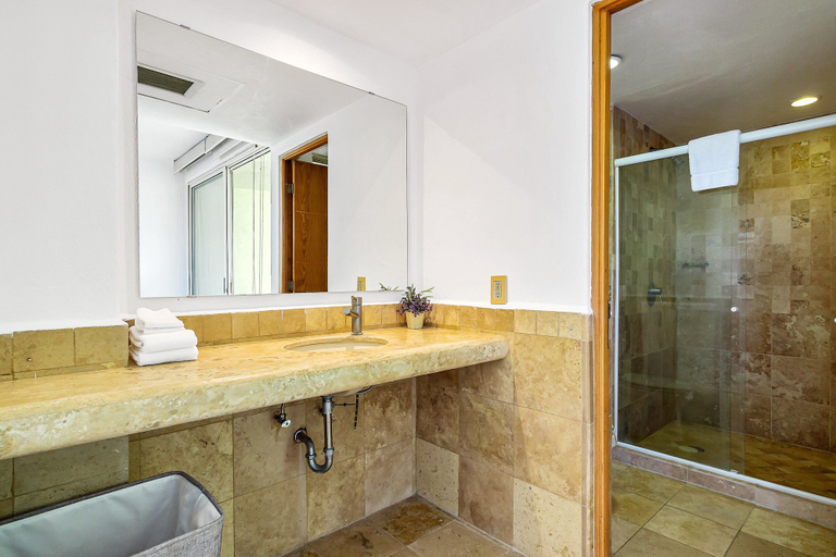Bathroom 5, 2nd-floor Condo With Private Balcony, On-site Pool & Billiards, Compostela