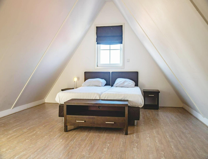 Room 2, Holiday Home Built in Zaanse Style, Near Alkmaar, Graft-De Rijp