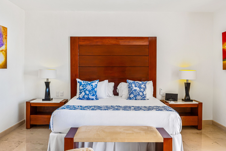 Room 4, Elegant Oceanview Penthouse With Private Rooftop Jacuzzi, Pools & spa Access, Puerto Vallarta