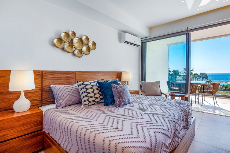 Room 3, Oceanfront Condo With a Full Kitchen, Pool, & Beach Access, Compostela