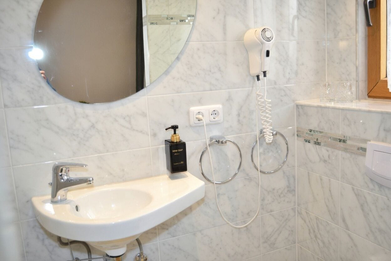 Bathroom 3, Kühn's Mühle, Rheingau-Taunus-Kreis