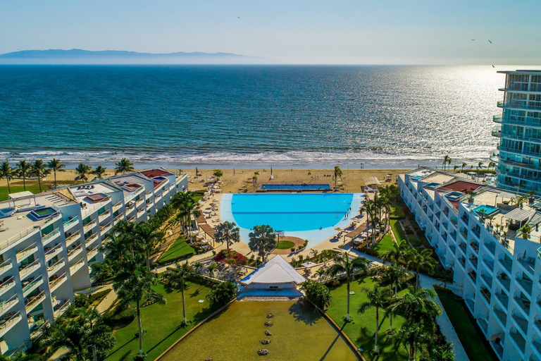 Pool 4, Oceanfront Condo With a Full Kitchen, Pool, & Beach Access, Compostela