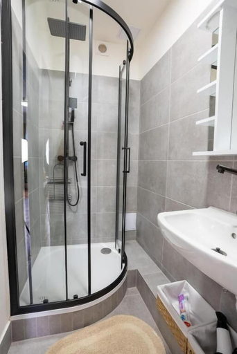 Bathroom 4, White Wolf House Hostel & Apartments, Praha 1