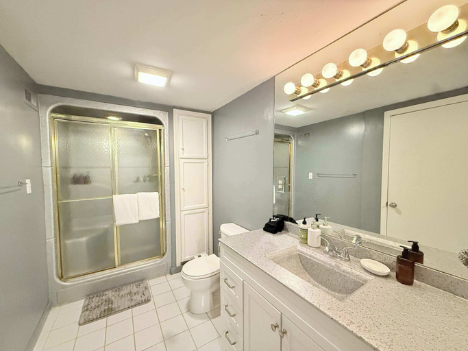 Bathroom 3, Wake & Walk Retreat w/ Hot Tub, Camden