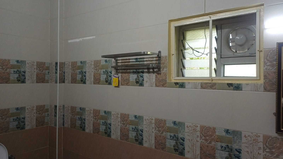 Bathroom 3, Hotel Tamilnadu Trichy, Tiruchirappalli