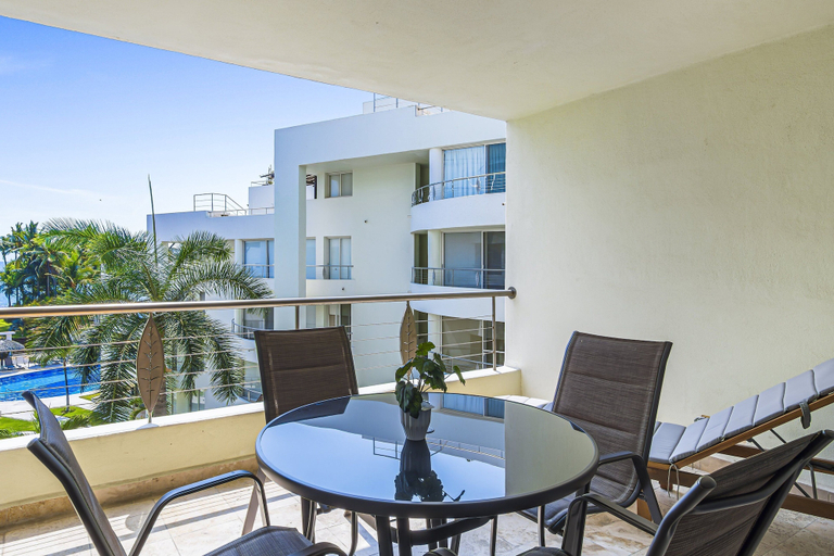 Outdoor dining 5, Stylish Beach Condo With Private Balcony, Pool, AC and Fitness Room, Compostela
