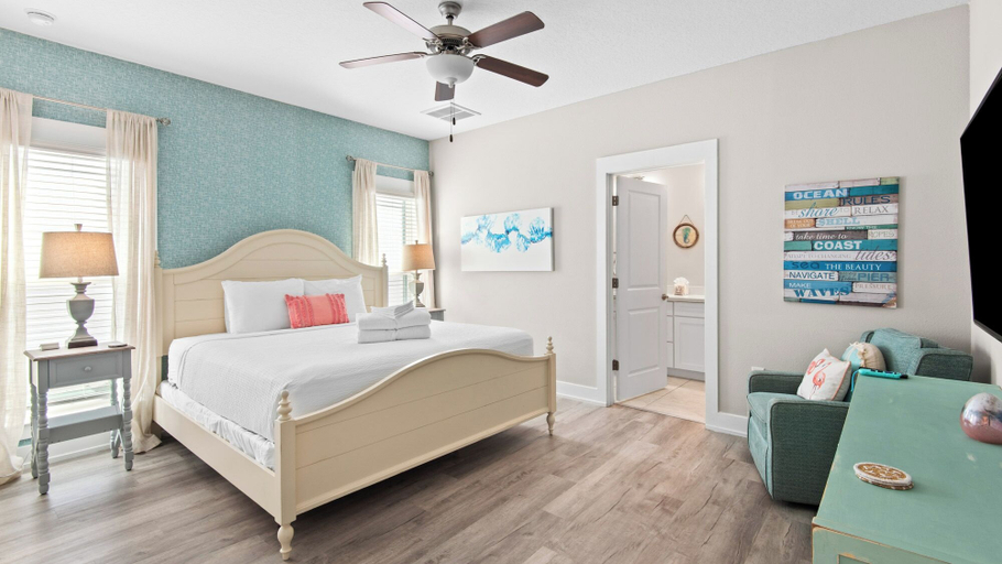 Room 2, 3BR Home in Shorewalk: Pool, Grill, Arcade + Free Tix: Dolphin Cruise & More!, Bay