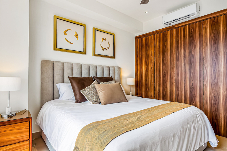 Room 4, Mountain-view Apartment Near Beach With Balcony, Rooftop Pool, Gym, & Ping-pong, Compostela