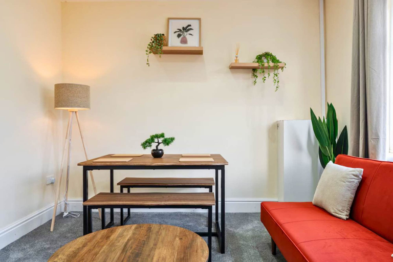 Room 4, Modern 3BR Manchester Stay With Parking Wifi, Salford