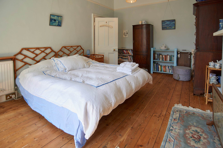 Room 4, Observatory House 9BR NR Universal With Pool, Bedfordshire