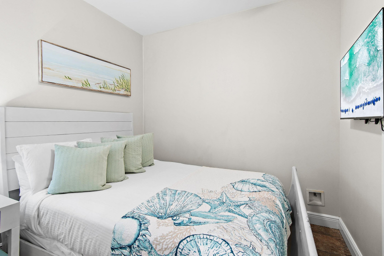 Bedroom 3, Seas the Day, Walton