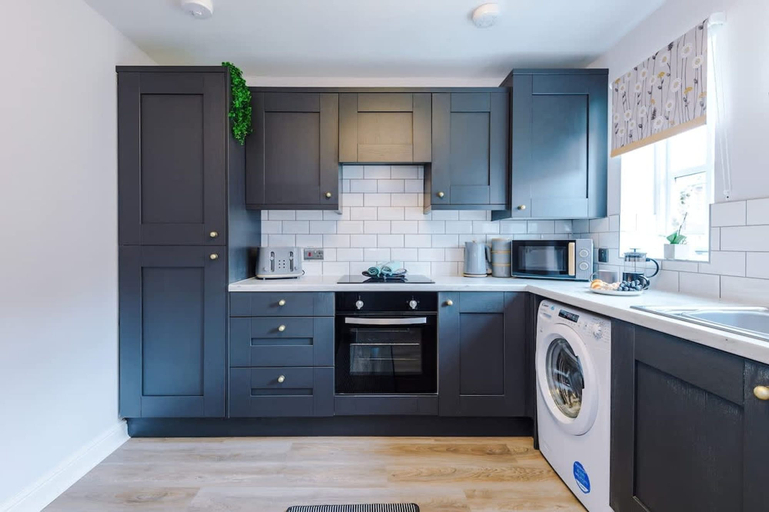 Room 2, NEW Stunning Home Ideal for Groups Free Parking, Cheshire West and Chester