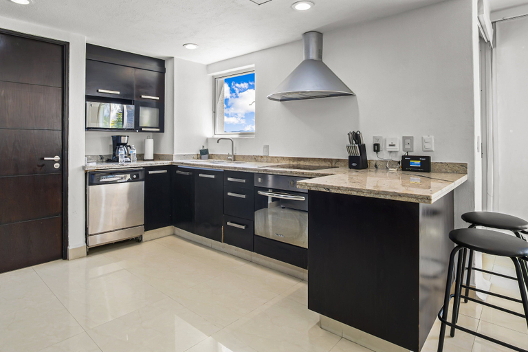Private kitchen 5, Relaxing Condo With Pool, Balcony & Steps to Dining and Paseo Trail, Compostela
