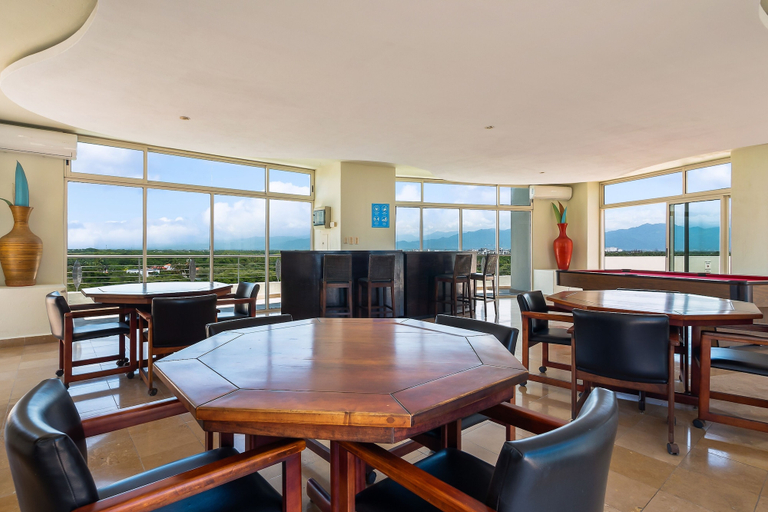 Room 5, Stylish Beach Condo With Balcony View, Pool, Wifi & Central AC, Compostela