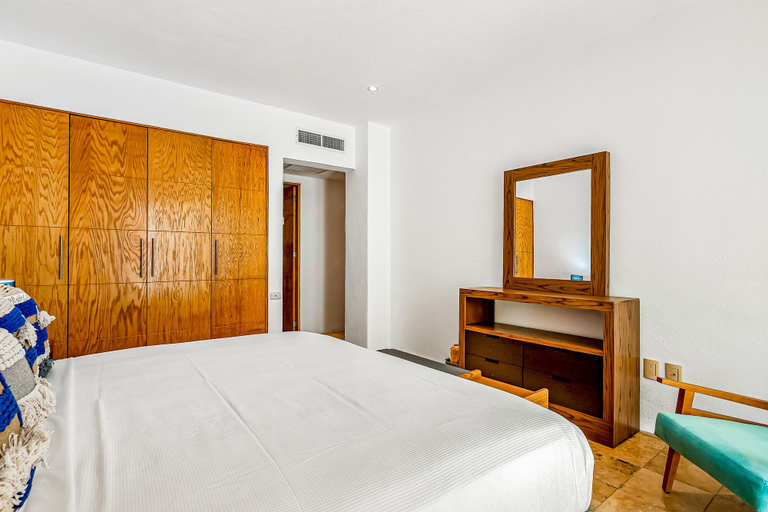 Room 5, Nitta Condo # 104 Chic, Pool-view Condo With Furnished Balcony - Steps to Beach, Compostela