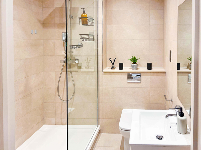 Room 3, Central Leeds Apartment by Station - Sleeps 7, Leeds