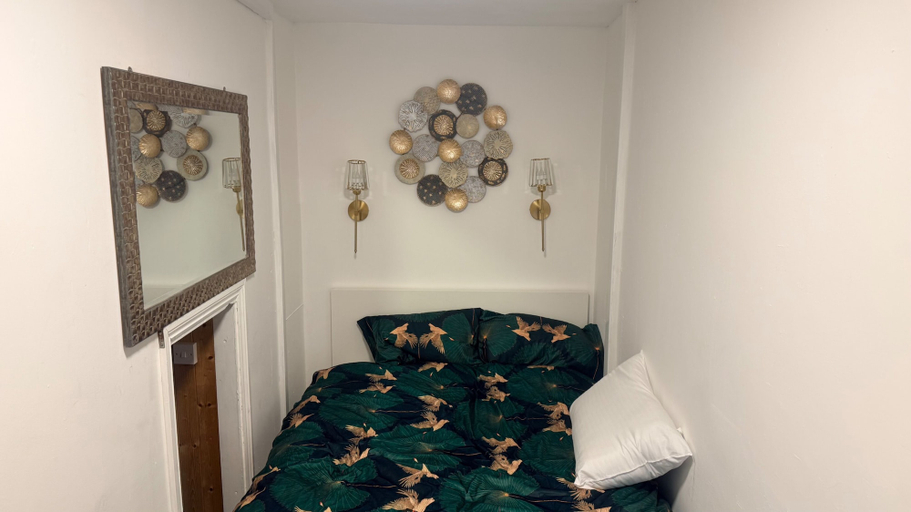 Room 5, House Sleeps 2 with Parking, London