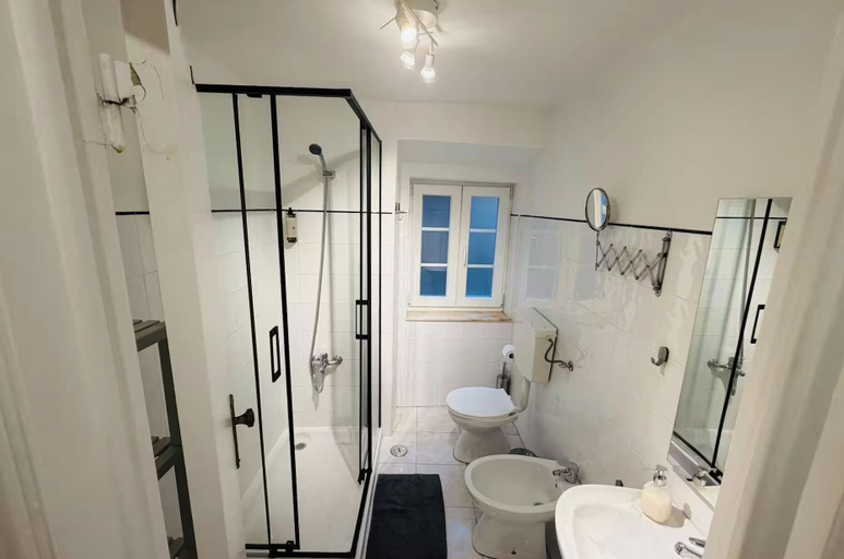 Bathroom 4, St. Michael Apartments, Lisbon