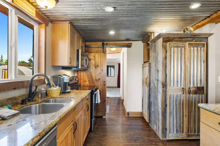 Room 3, Zebra Ranch 150 Guest Venue Lodging Mtn Vu Farm, Yavapai
