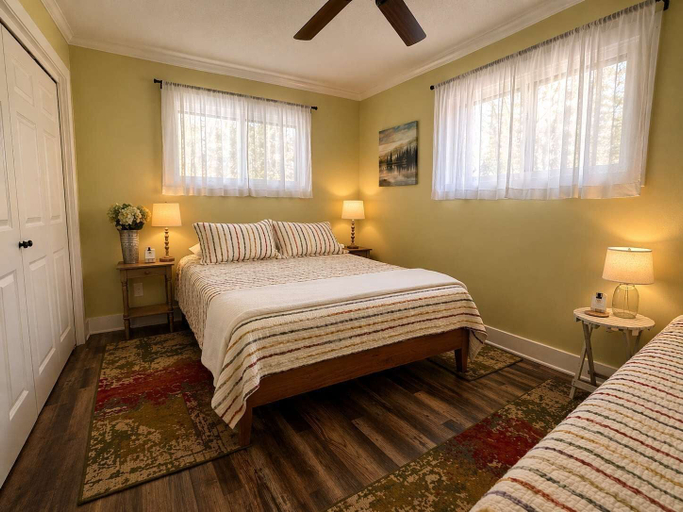 Bedroom 2, Iggy & Al's Treehouse: Northwoods Getaway, Oneida