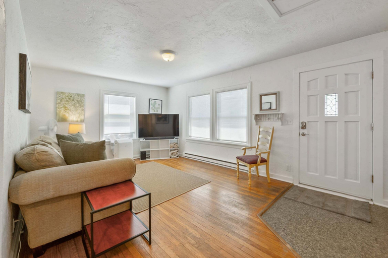 Living area 2, Blue Bungalow - Close To Downtown & Autzen 2 Bedroom Home, Lane