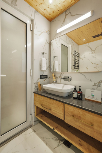 Bathroom 3, ELIVAAS 4 BHK Kavya Villa With Lounge, Solan