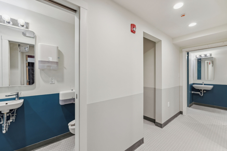 Bathroom 4, Meco Hotel - Hostel, Boston
