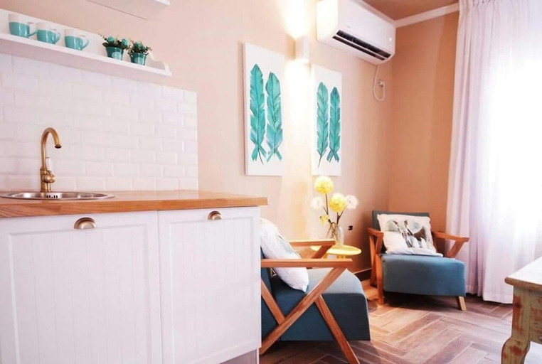 Others 4, Hotel Erettz Zeelim